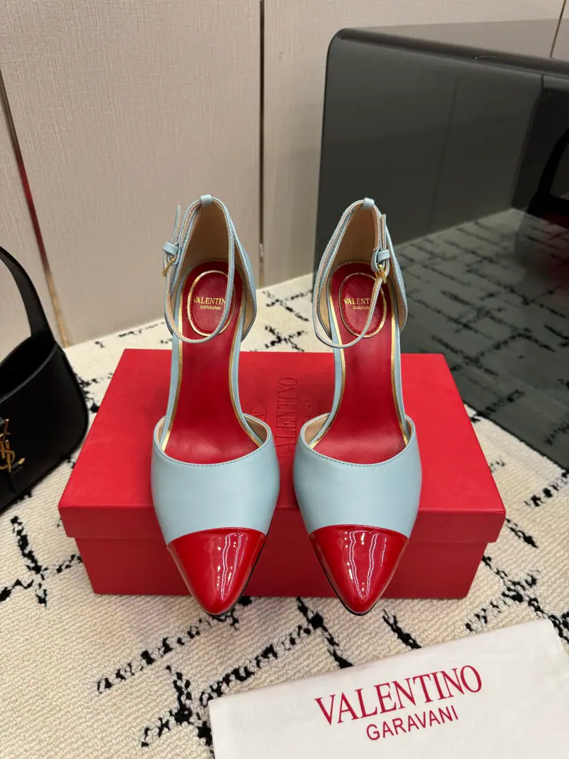Valentino/Valentino.26WFNew Spill-head heels. The sharp line is a fine contour of the foot. SmallVGold tags for the shoes. Ratio of length length to length ♪ High and smooth every step of grace ♪ Classic red bottom recognition. It's easy to get a teleport. The naked and the black are cool. The upper foot is to be lifted immediately. You're not tired of walking. The fratricidal romance is hidden in detail. Summer shoe cabinets must be treasured. It's a lot of styles and styles. I'm not sure how much I'm gonna get. The classics that never regret starting. Details show the heart of the brand. It's easy to create a sense of excellence that doesn't take much effort. The price of the treasured shoes. I'm gonna be a little more elegant than I thought. The upper foot is white and thin. It's a match for both work and date. Quality and face The Warrens must be a fine one.！ The fabric is custom-made for paintskins. The inside feet are all sheep's skin. He's tall.: 8cm Italian imports are so thick. size: 35-39（40/41Custom）