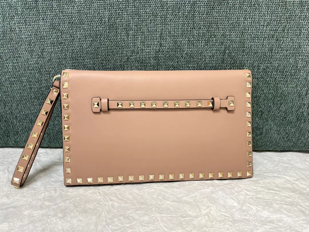 Batch. valentino Rocksud ▪️Valentino. ▪️It's always good.❤❤❤Import of South African cattle and skin24kA vacuum-plated hardware classic nail bag. Model:1318 Dimensions: 28x16x5cm