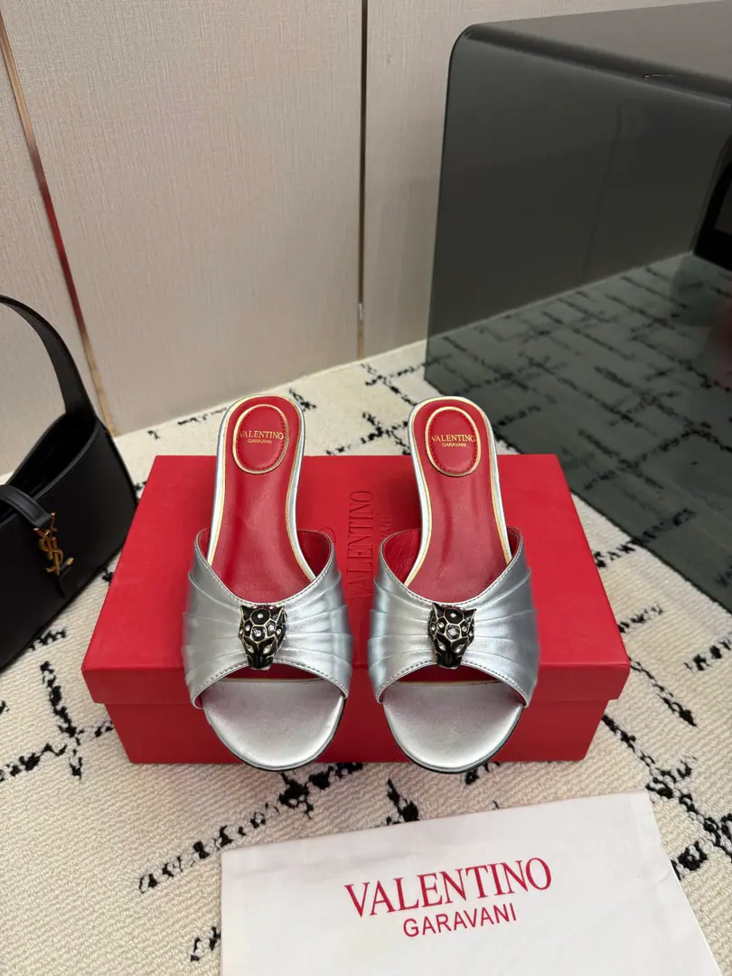 Valentino/Valentino.26WFNew Spill-head heels. The sharp line is a fine contour of the foot. SmallVGold tags for the shoes. Ratio of length length to length ♪ High and smooth every step of grace ♪ Classic red bottom recognition. It's easy to get a teleport. The naked and the black are cool. The upper foot is to be lifted immediately. You're not tired of walking. The fratricidal romance is hidden in detail. Summer shoe cabinets must be treasured. It's a lot of styles and styles. I'm not sure how much I'm gonna get. The classics that never regret starting. Details show the heart of the brand. It's easy to create a sense of excellence that doesn't take much effort. The price of the treasured shoes. I'm gonna be a little more elegant than I thought. The upper foot is white and thin. It's a match for both work and date. Quality and face The Warrens must be a fine one.！ The fabric is custom-made for cattle skin. The inside feet are all sheep's skin. Italian imports are so thick. size: 35-39（40/41Custom）
