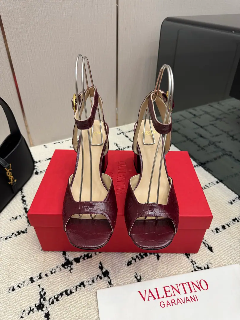Valentino/Valentino.26WFNew Fishy-mouthed heels. To blend luxury with practicality.. It's a 100-year-old brand.. The fish mouth is designed to be soft and soft. Slender and smart. Waterproofing station with rough heels. The proportion of the body size - I'm sure you'll find it. A walk without a burden.. Selection of quality leather Foot-tailed. Fits to the various official settings Wedding toast. The red blanket is still a big dinner. All the necessary sharps.. Every step is a ritual. A noble gesture of grace.. The fabric is custom-made for cattle skin. The inside feet are all sheep's skin. Italian imports are so thick. size: 35-39（40/41Custom）