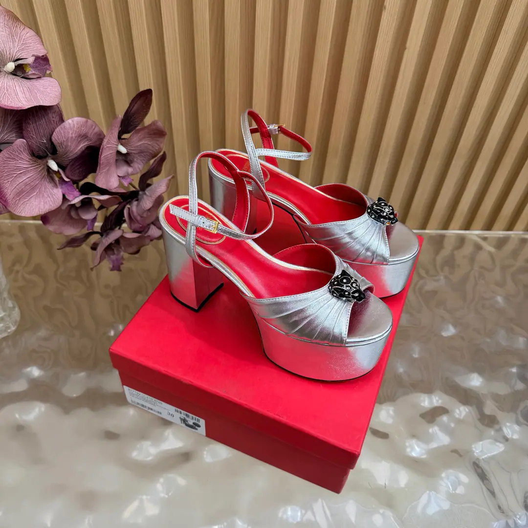 2026I'll take the water table and the sandals. Valentino High heels💗Loved sandals. A beautiful quality.⚠️ It's a great match., Wear it any season.💜 Valentino is a new fashion charm. To continue the super high and design., I'm a big fan of the world's famous fans. The million fans are showing their love., Best sales at sea and abroad The domestics are out., Top Version Candy color., Every color is beautiful. Shoe.: Bullskins. Uchi.: Import of sheep skin Shoes under the sole.: That's a big one. He's tall.: 11cm Packaging: Full original package Codes: 36One.42Code（40, 41, 42I'm not gonna change.）