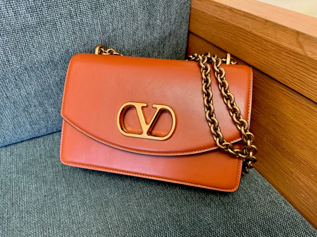 Large Model🍃3188 VALENTINO A bright-looking little cow's handbag with metal. VLOGO SIGNATURE Details. ❤️ I'm going to be able to get a slided strap., This bag can be slashed on the shoulder.. Antiquated gold accessories The old effect is a repeat brass.VLOGO Magnetic suction Two layers inside., A zipper pocket and a pocket. Large size: 24X16X8cm