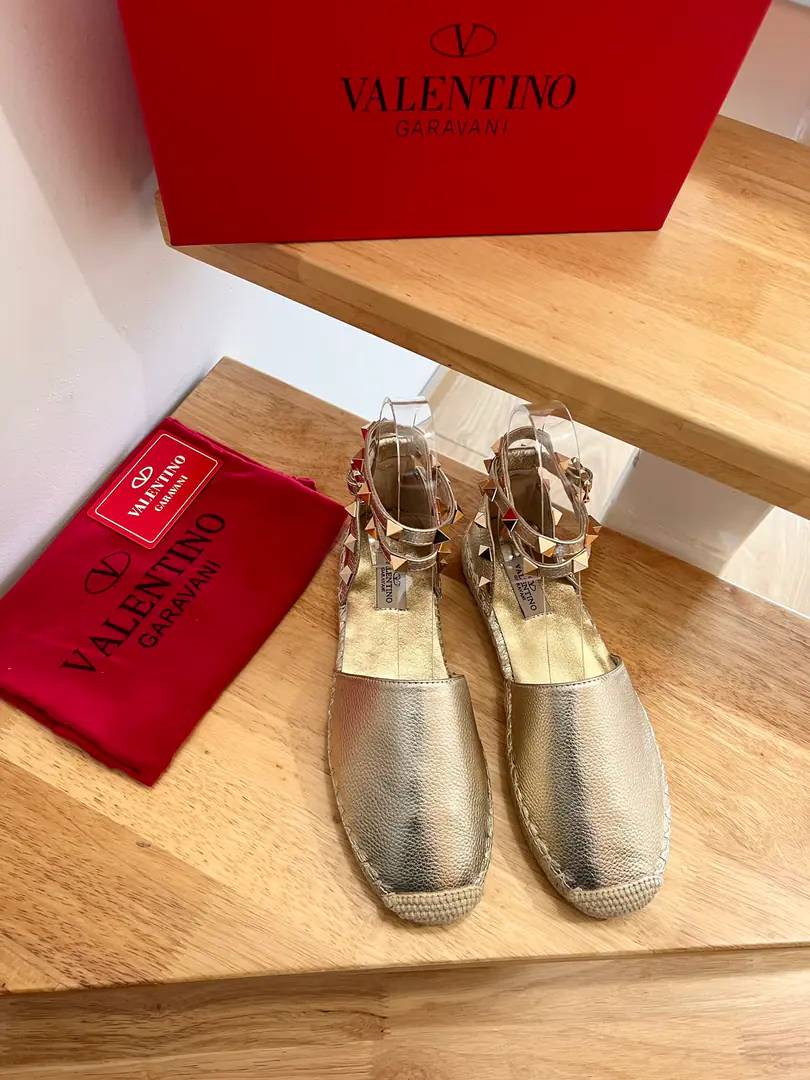 （New） 【VALENTINO】Valentino.2023The new one at the Paris counter in early spring.# The middle-air liner's shoes.😈😈The world's fashion., Every brand has a similar one.🙅🙅But it's making many fairies compete for consumption., It's one of his own.LOGOThe nail elements are perfect.💯💯Attention.⚠️The most important thing is that it doesn't pick feet.[Tooth.], No foot picks.…[- You're so proud of yourself.]Shoe.: Australian sheep.. Uchi.: Lamb skin., Otsumi!: Original1Bing1Unique open code number: 35-41Code.