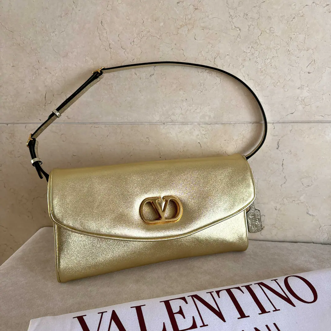 Batch. New🍃VALENTINO GARAVANI DEVAIN Little sheep leather shoulder handbag., MetalVLOGO SIGNATUREDetails. This bag can be carried with your hand or shoulder.. The old effect treatment parts for the old brass. -Details and adjustable handlers of the cowy leather The old effect is a repeat brass.VLOGOMagnetic button opening -In the leather line., A pocket of internals. Dimensions: Kuan23.5XHigh12XDeep3centimetres Model: 0148