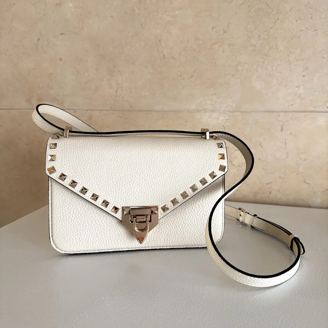 Batch. White stint.🍃 VALENTINO Valentino. Small-sized leather-backed cattle handbag., It's got a nail.. I'm gonna be able to get a slided shoulder belt., This bag can be slashed on the shoulder.. Metal process effect treatment nails and accessories -- Clips. -In the leather lining. There's a single layer inside., Pocket pocket and zipper pocket. -Regable to disassemble leather sundries Rib height(Midpoint to top of the bag vertically):46-51.5centimetres Dimensions:Kuan21.5XHigh15.5XDeep8.5cm Model: 2027 👉