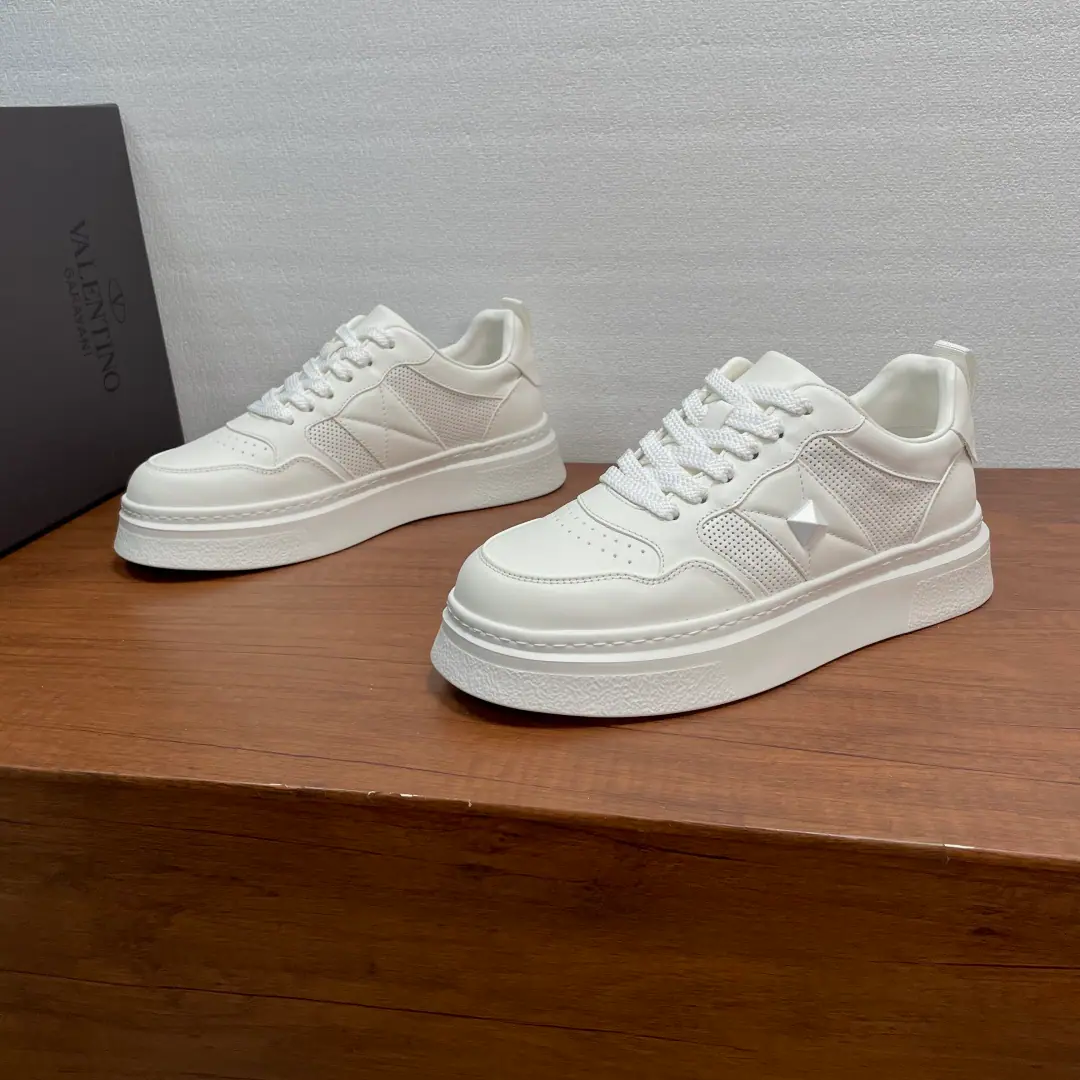 Valentino/Valentino. Men's classic low-end leisure shoes. This sneakers are made of soft cow skin., The skin is soft and delicate., Shoe tongue and back heel of leather decorations, The outer side is marked with a big nail detail., Shoe head punches., New Fashion, I'm comfortable with air., In the fabric., With a plaque., Light rubber, large base., Slipperproof., The feet are light and comfortable., Fashion and fashion., Full package！ Codes: 39-40-41-42-43-44（38/45You're not going to be able to buy back.）