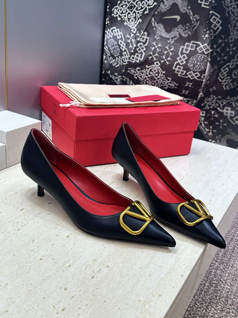 Plant prices(Full plane box.) Top Valentino Spring and summer classic fashion women's shoes. Valentino.logoThe hardware is low and the sharpest one is single. Material: The shoes are in the skin of the cow./Importing cow skin+In the skin of the sheep.+Italy is a big-ass country. He's tall.:4CM SIZE: 34-42(34.40.41.42Custom without re-offer）