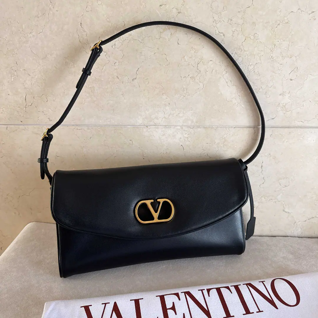 Batch. New🍃VALENTINO GARAVANI DEVAIN Little sheep leather shoulder handbag., MetalVLOGO SIGNATUREDetails. This bag can be carried with your hand or shoulder.. The old effect treatment parts for the old brass. -Details and adjustable handlers of the cowy leather The old effect is a repeat brass.VLOGOMagnetic button opening -In the leather line., A pocket of internals. Dimensions: Kuan23.5XHigh12XDeep3centimetres Model: 0148