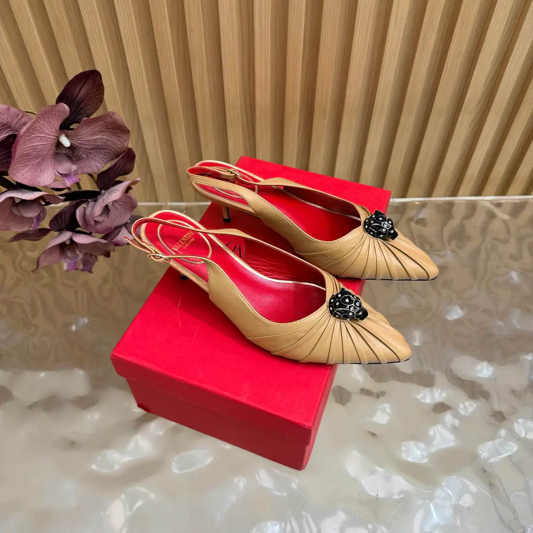 Valentino High heels💗Loved sandals. A beautiful quality.⚠️ It's a great match., Wear it any season.💜 Valentino is a new fashion charm. To continue the super high and design., I'm a big fan of the world's famous fans. The million fans are showing their love., Best sales at sea and abroad The domestics are out., Top Version Candy color., Every color is beautiful. Shoe.: Bullskins. Uchi.: Import of sheep skin Shoes under the sole.: That's a big one. He's tall.: 5cm Packaging: Full original package Codes: 36One.42Code（40, 41, 42I'm not gonna change.）