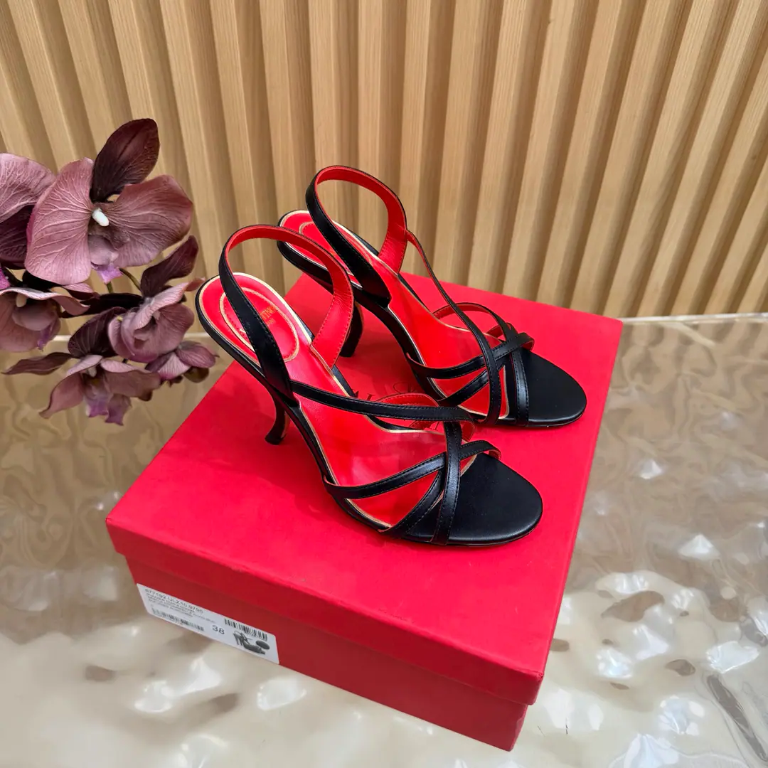 2026♪ Go to the show and bend and follow ♪ Valentino High heels💗Loved sandals. A beautiful quality.⚠️ It's a great match., Wear it any season.💜 Valentino is a new fashion charm. To continue the super high and design., I'm a big fan of the world's famous fans. The million fans are showing their love., Best sales at sea and abroad The domestics are out., Top Version Candy color., Every color is beautiful. Shoe.: Bullskins./Goki! Uchi.: Import of sheep skin Shoes under the sole.: That's a big one. He's tall.: 10cm Packaging: Full original package Codes: 36One.42Code（40, 41, 42I'm not gonna change.）
