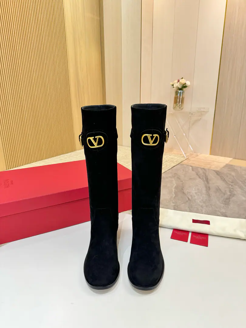 The top is a very big-ass factory. ValentinoValentine's cabinet is the latest.💫 Top Version👏🏻The most powerful man in history. Welcome to the Italian import base., It's comfortable.🔸It's the same as the counter., 🌸Extrudity., 🔸 Fabulous. The sheep. Uchi. In the cow's skin. ➕Skins and feet. He's tall. 3cm Standard Code34-42 （34-41-42Do it. No re-election.） High Packaging