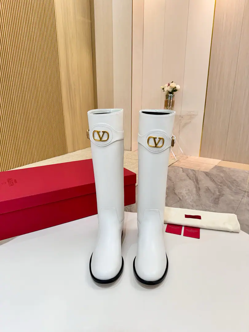 The top is a very big-ass factory. ValentinoValentine's cabinet is the latest.💫 Top Version👏🏻The most powerful man in history. Welcome to the Italian import base., It's comfortable.🔸It's the same as the counter., 🌸Extrudity., 🔸 Fabulous. Bullskins. Uchi. In the cow's skin. ➕Skins and feet. He's tall. 3cm Standard Code34-42 （34-41-42Do it. No re-election.） High Packaging