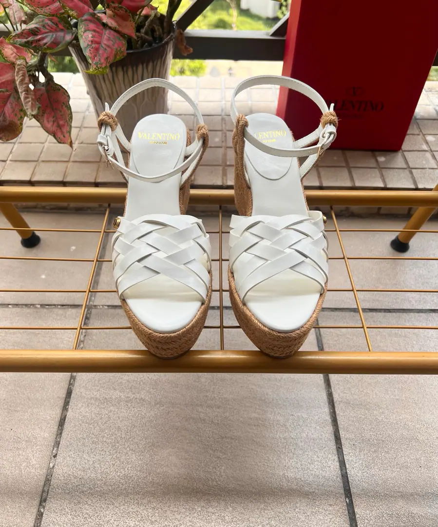 Valentino Garavani /Valentino. Roundhead knittingVI'll take a new sandal.🩴Fishermen's shoes. VThe gold pin logo. Raphigrass. He's tall.9cm Rubber Bottom Italian manufacture 36-41