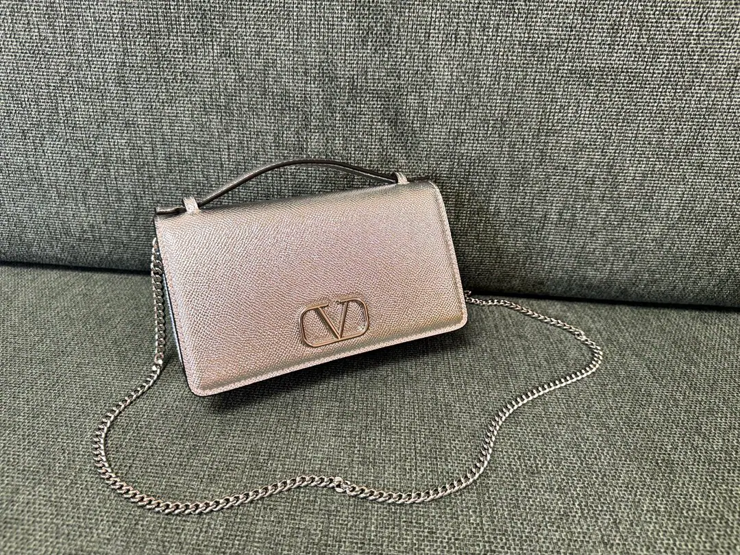 Batch. 👛Valentino Garavani VRINGI'm gonna make a fortune. WOCThe palms of the oxen are made of fine skin., Wake up to the goal.VWordLOGOGold button., But the handy., The chain can be broken., The cap is equipped with an intruded button., Built multilayer, Internal Tags. Paragraph: 2068 Dimensions: 19*4*10.5cm