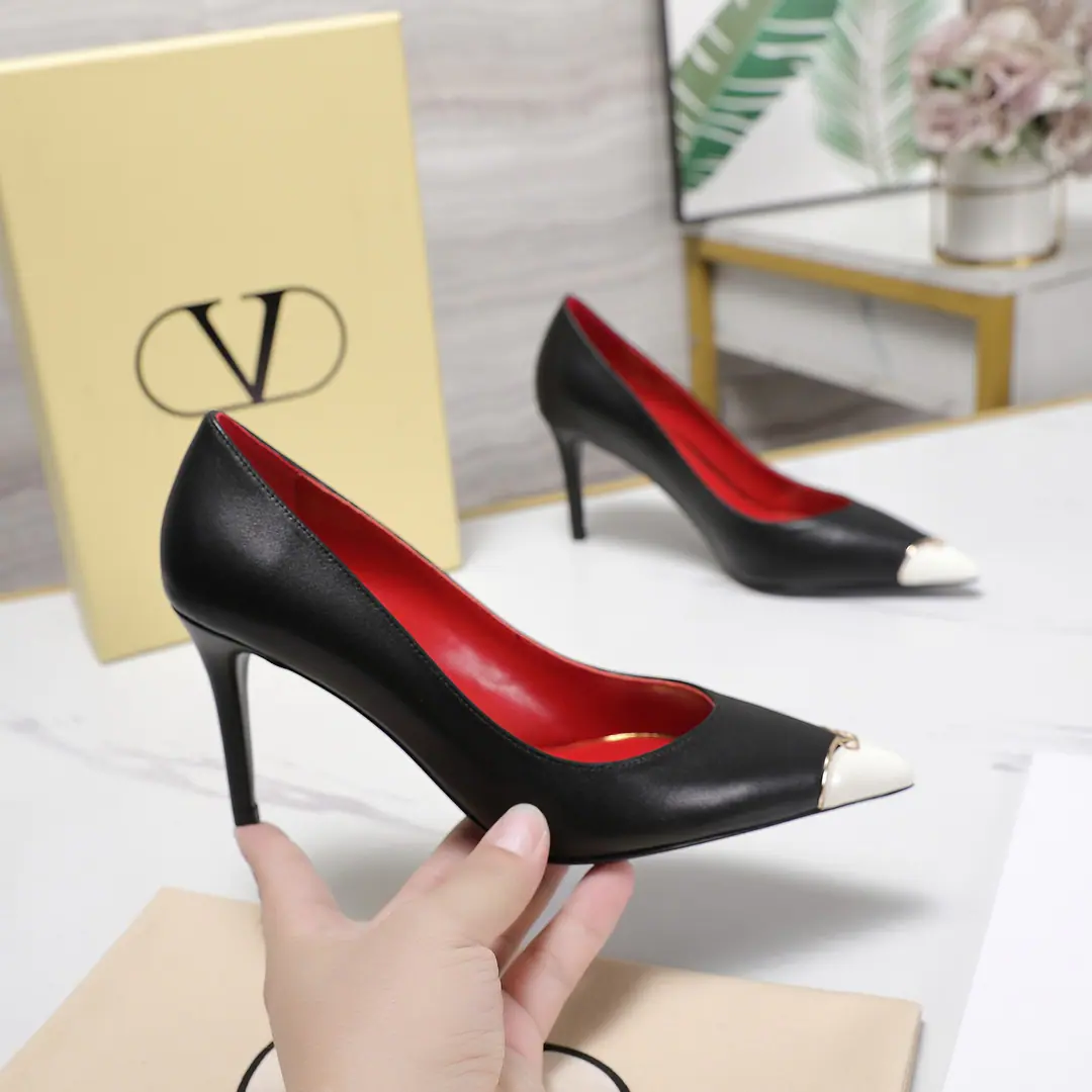 Plant price Valentino/Valentino.26WFNew Spill-head heels. The sharp line is a fine contour of the foot. SmallVGold tags for the shoes. Ratio of length length to length ♪ High and smooth every step of grace ♪ Classic red bottom recognition. It's easy to get a teleport. The naked and the black are cool. The upper foot is to be lifted immediately. You're not tired of walking. The fratricidal romance is hidden in detail. Summer shoe cabinets must be treasured. It's a lot of styles and styles. I'm not sure how much I'm gonna get. The classics that never regret starting. Details show the heart of the brand. It's easy to create a sense of excellence that doesn't take much effort. The price of the treasured shoes. I'm gonna be a little more elegant than I thought. The upper foot is white and thin. It's a match for both work and date. Quality and face The Warrens must be a fine one.！ Facework customized leather with original The inside feet are all sheep's skin. He's tall.: 8cm Italian imports are so thick. size: 35-39（40/41/42Custom）