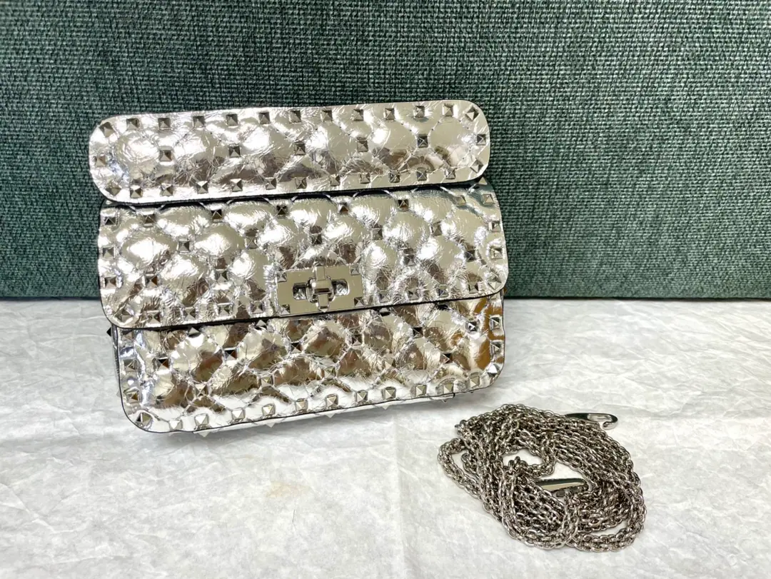 Small. Top First List The little one is wrinkled and silver. Model▪️0123 Valentino ❤️The cabinet is a classic.😘The inside sheep. Dimensions: Small20x6x12cm