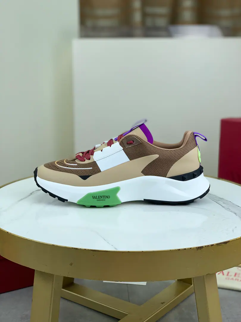 Plant prices Real value LatestValentinoValentino.VThe new home is a young fashion. Couples' sneakers. It's full of energy. Open-ended age The upper foot is very light and comfortable. Box packing Counter-port procurement development Make the goods. All colors are paired with a pair of eyes. Activate the charming sunshine. Shoes design blends the tide with the everyday shape. The streets are full of feelings. Multi-Current Selection！ Fabulous.: Original Material Collation/Head-decked cow skin. Uchi.: Imported cattle skin/OriginallogoGet some sweat and gas cushions. Otsumi!: TPUThe bubble is a big fat piece of material. Branded plastic shoes. Couple money.: 35-46 The cabinet is full packaging. Colours: Five colors optional