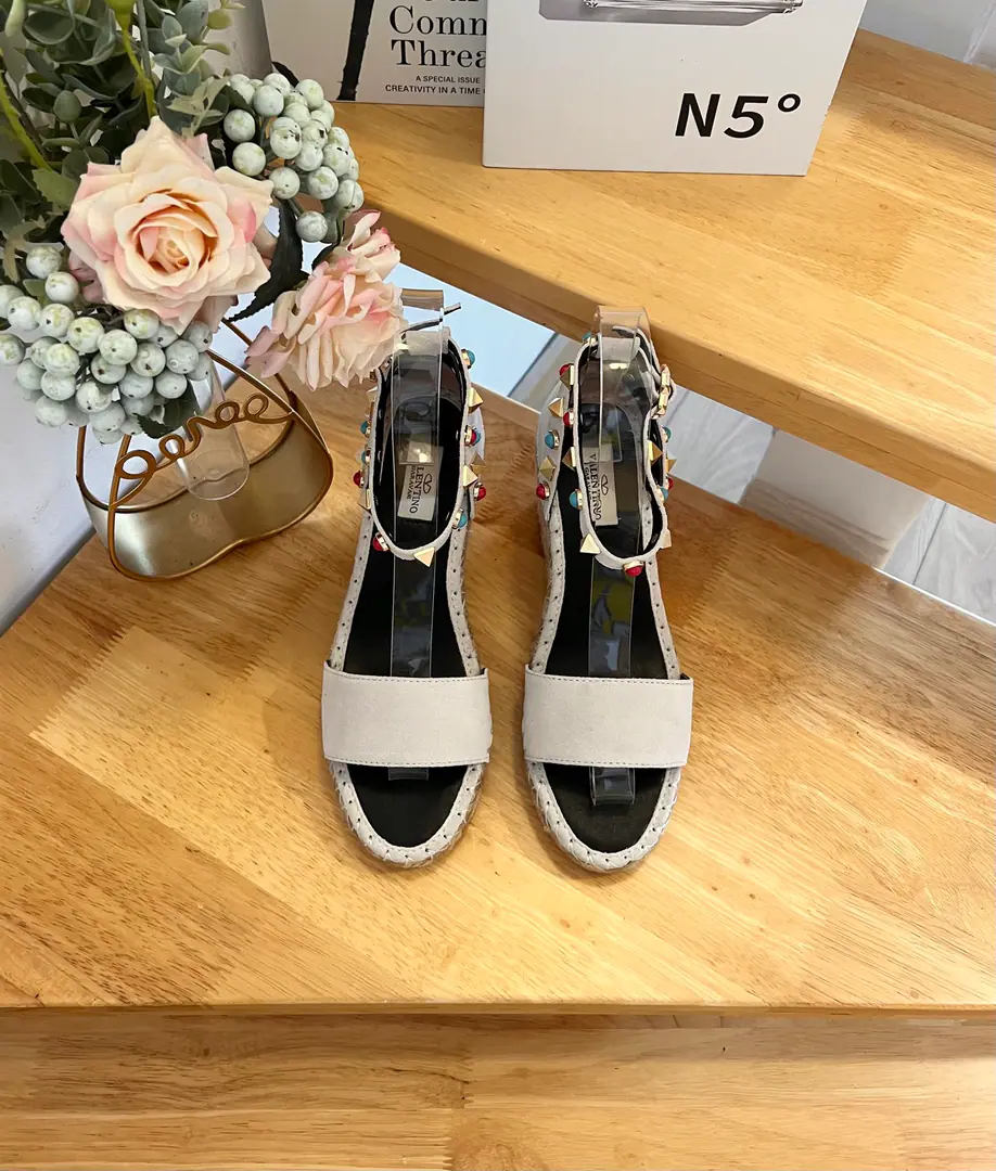 #New Valentino Garavani The fury-coated strappers. Metal-effect process processing nail decoration The ropes are on the slopes and... Regable. Leather belt. The slopes and the waterproofing stations. Italian manufacture 36-41