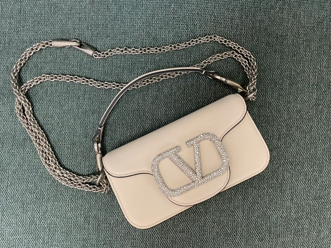 Small. White ❤️Model: 1133Starfish.▪️The drill button. Valentino Valentino's leather handbag.👜Put the armpit in your bag. ▪️The old effect treatment parts for the old brass. ▪️Magnetic button opening ▪️Soft sheep liner. ▪️Dimensions:20x11x5cm