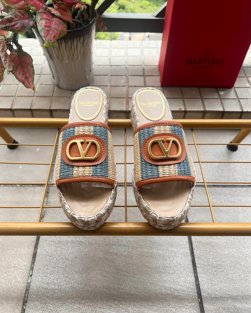 Valentino Garavani /Valentino. Roundheads with moller shoes.VI'm gonna grab a new slipper.🩴Fishermen's shoes. LargeVGold button decorations Raphigrass. He's tall.5.5cm Rubber Bottom Italian manufacture 36-41