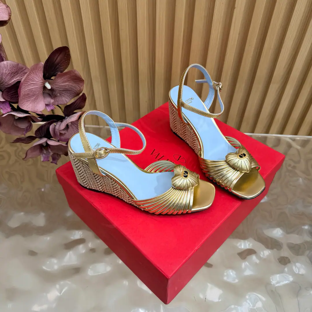 Explosive. 📍ValentinWarren Tianlian Classic.VButton The slopes and the grass. High heels.❤️The classic big one.VButton Design Match It shows the way the brand has its own design style. Luxury fashion. Very recognizable. A fine round head. Sidelines are perfect. It's a very pure smell. Little Nob. A woman of honor.‼️ The shoes are skinned with cattle. There's a mix of sheep skins inside. Original Open-Fixed Metal Bumper Italian imports of cattle and skin He's tall.: 8.5cm Codes: 35-39（40/41/42Custom）