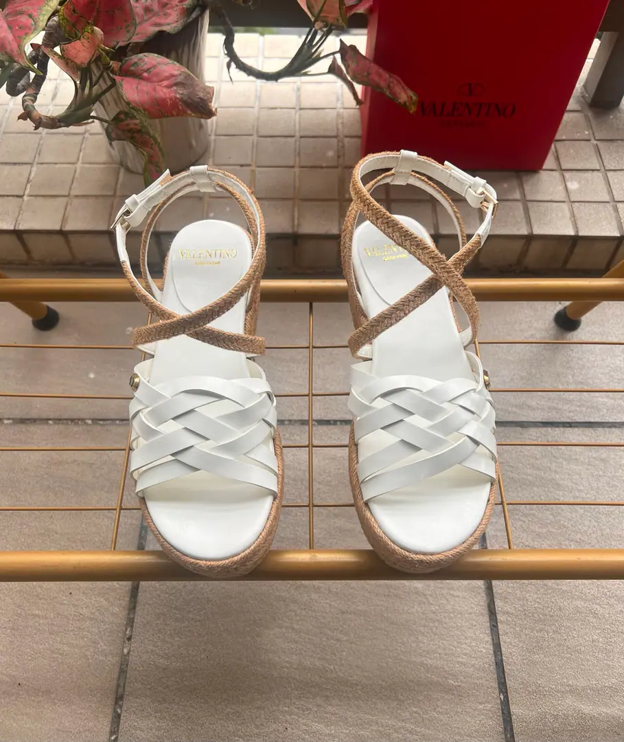 Valentino Garavani /Valentino. Roundhead knittingVI'll take a new sandal.🩴Fishermen's shoes. VThe gold pin logo. ppShit. He's tall.6cm Rubber Bottom Italian manufacture 36-41