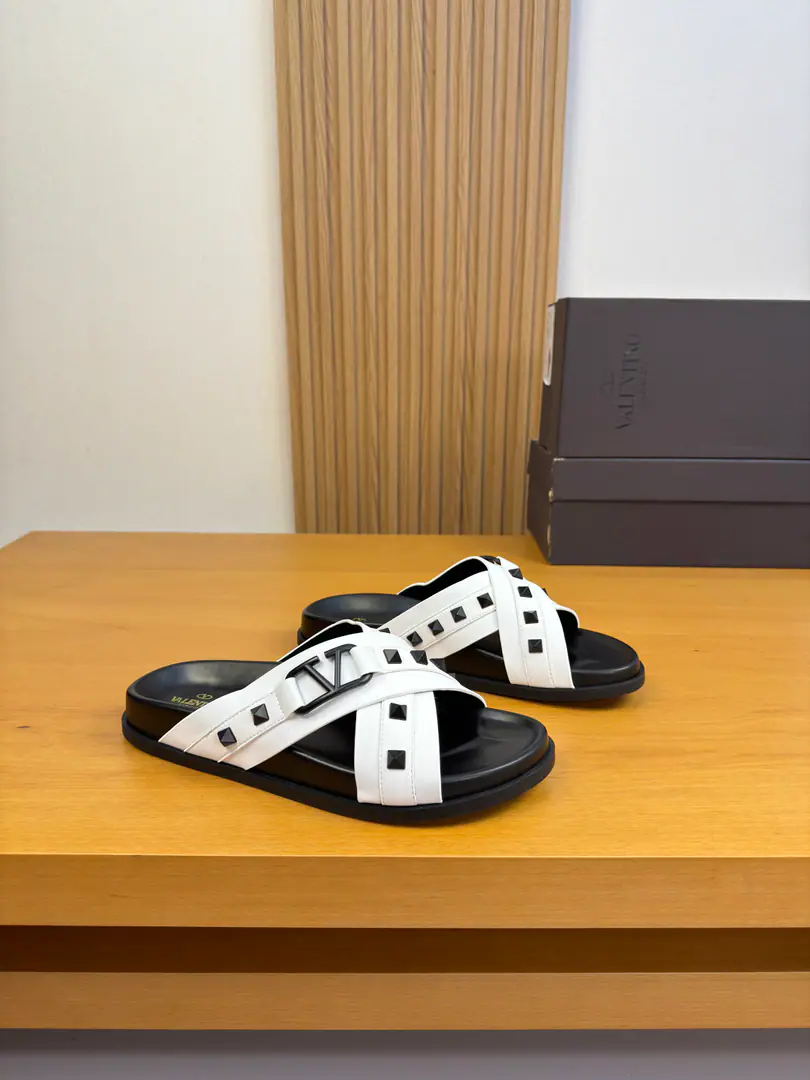 【VALENTION】Valentino. High-end quality Original List·- Rhythm slippers. Shoe.: 🔝Napa's environmental skin., Brand nails..Metal buttons Uchi.: Environmental cattle skin Otsumi!: It's so light.TPUWater table·Rubber. Combination to the base Super-high-quality control.·- I'm doing a little work.: Highlight(High-end·- How expensive.·Slot) Size: 39-44（38, 45, 46, Make a reservation.)·VL0186