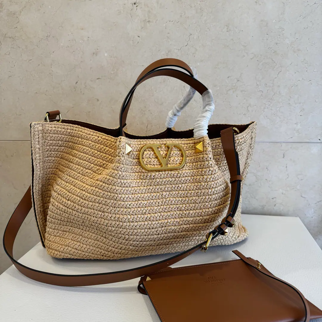 Batch. Mi-Ali.🎨New edition of knitting 🆕 Valentino 2026Spring Summer Summer Bag Series～ Tot bag made of natural Rafis., The interwoven void creates a clear sense of quality., A brown leather handle., Shoulder belt and zipper bag Summer inflammation., It's a package.～ Dimensions: 35✖️25✖️17cm Paragraph: 22004 👉