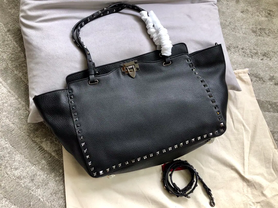 Batch. A karaoke nail.【Valentino Rockstud 】Classic shopping bag. Model: 1083 Dimensions: 33.14.24cm