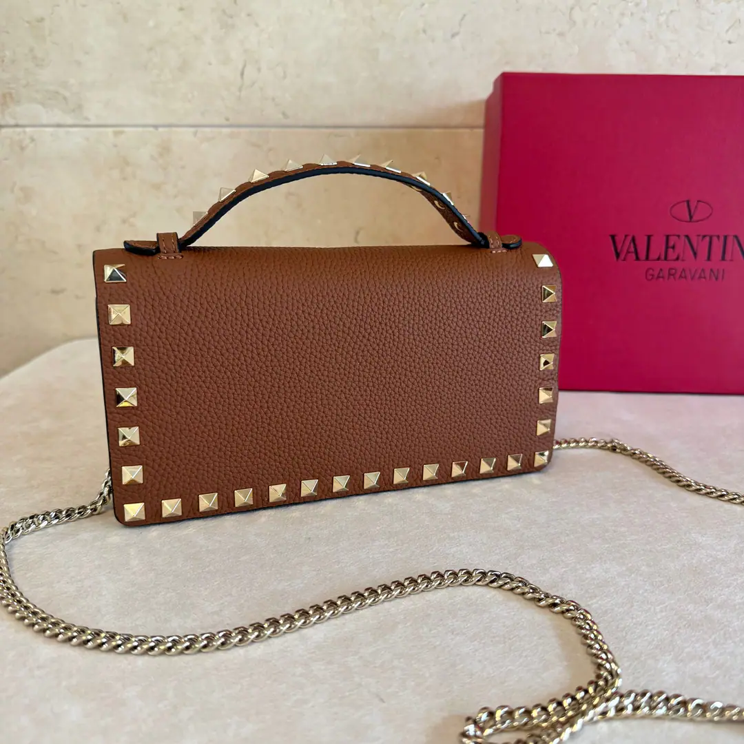 Batch. Brown. VALENTINO🍃 Valentino. A small handbag with a small envelope. Metal process effect treatment nails and accessories Magnetic button opening A zipper pocket and a slot inside. In the leather line. Dismantled straps. Dimensions: Kuan21XHigh10.5XDeep4centimetres Model: 3088