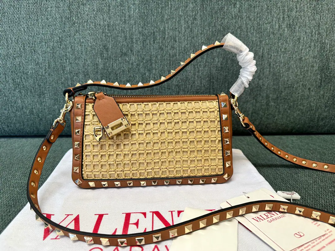 Batch. New Rafigra.❤️ Valentino New armpit slanted bag👜 Garavani Rockstud Weave the raffirs hand-made slants. The iconic hook-tocking design has been re-explored., The treatment of the nails and the fittings for the metallic process to stop the zipper pulls.: Zipper and hook-buttonable., Three cavities for disassembly of shoulder belts. Dimensions: 19x13x7cm Model: 5500