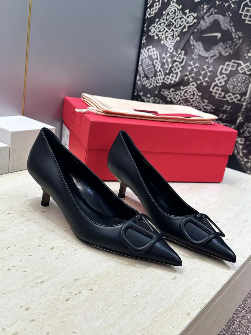 Plant prices(Full plane box.) Top Valentino Spring and summer classic fashion women's shoes. Valentino.logoThe hardware is low and the sharpest one is single. Material: The shoes are in the skin of the cow./Importing cow skin+In the skin of the sheep.+Italy is a big-ass country. He's tall.:4CM SIZE: 34-42(34.40.41.42Custom without re-offer）