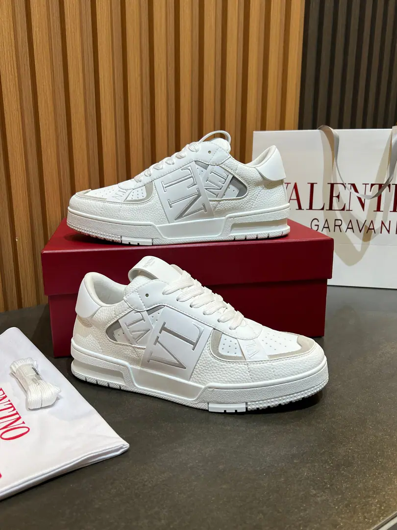 👑👑Valention Top First Quality.～ A unique modern wind and sneakers.. 🏃- The leisure shoe man's allowance.😍😍 Italian import original brand, Import original material.Process, Original Footer（Refuse to stripping）Shoes under the sole.: The original plant is used for the original base., Italian street wind Style Design ⚠️Footie In the plaque quality It's a really good original.. Shoe face original.VLProcess, The whole shoe was...VLOriginal craft package, VLPrecision with the original.1MM-LEAD, It's like a physical shoot.🎬It's better in kind., High-quality slab shoes, Men's shoes.: 38-46Code