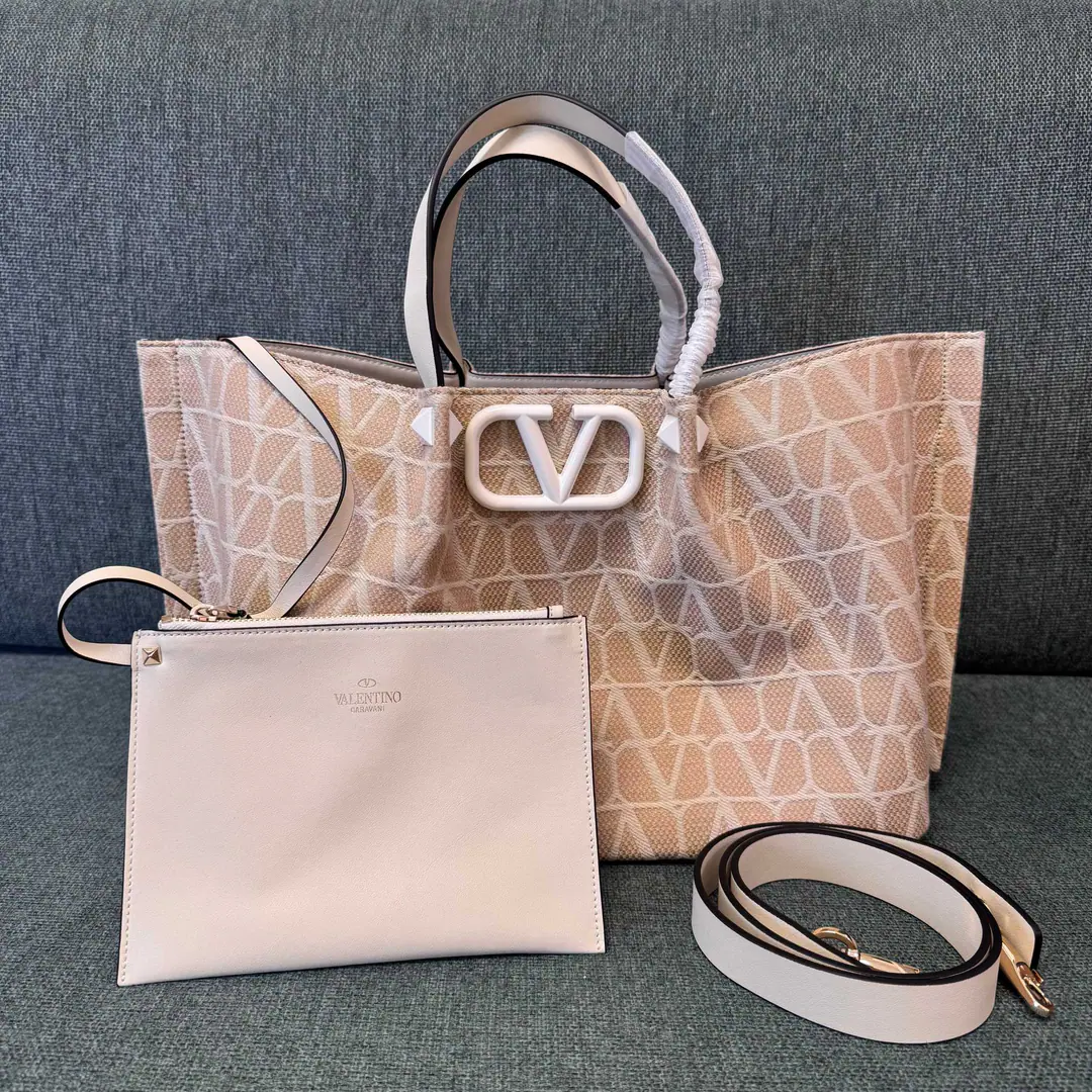 Large. Top First List ❤️Valentino Valentino. 2025Spring and summer girls' bags. Weave Tot bag Materials: Cotton Bullskins. Region:Paris Large size:35x25x17 cm Model: 22002Brush and white