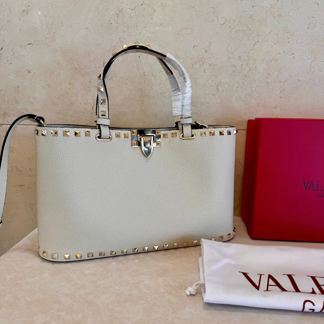 Large. Valentino Garavani Rockstud A small, small, small, small, slanted, little cattle.,The iconic hook-tocking design has been re-explored., The treatment of the nails and the fittings for the metallic process to stop the zipper pulls.: Zipper and hook-buttonable., Dismantled shoulder belts. Large model: 8001 Large size: 32x29x7cm