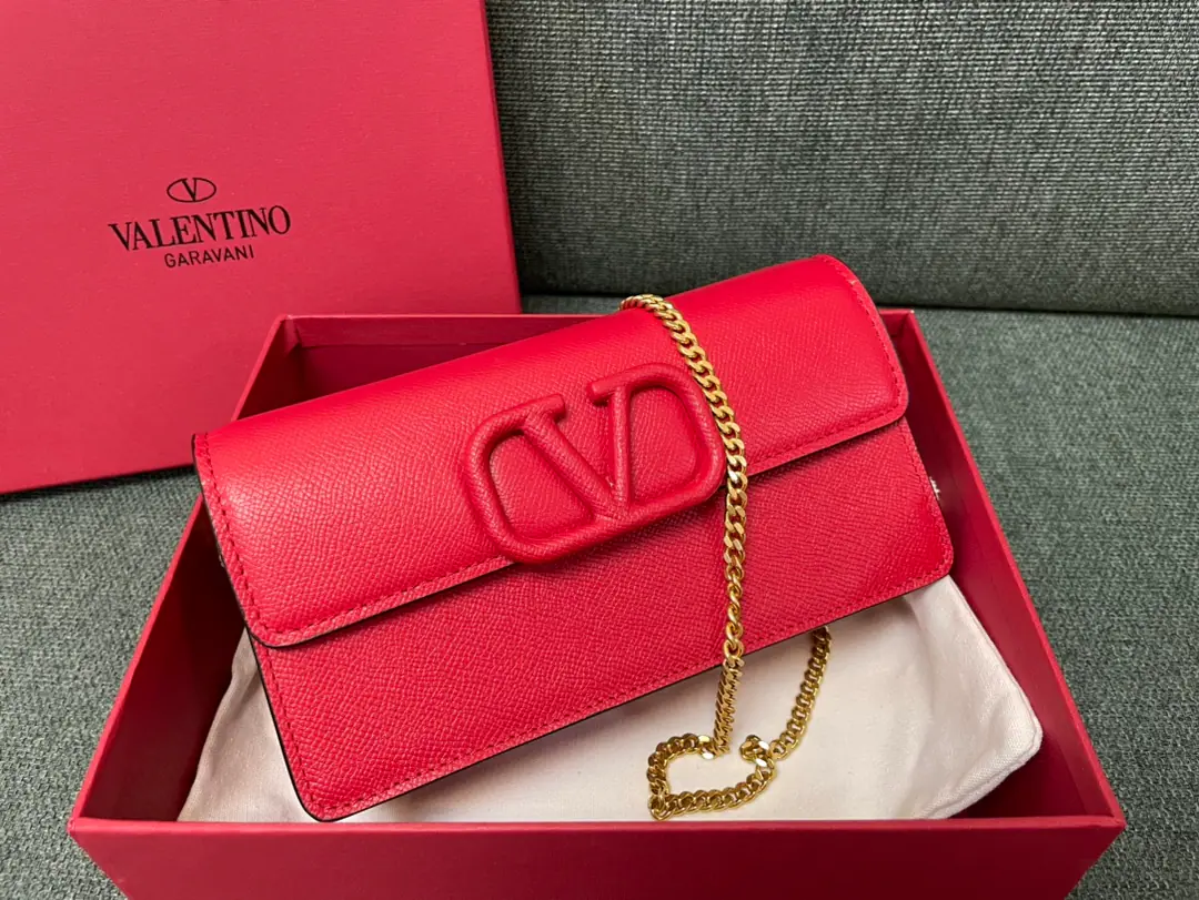 Batch. Top First List ❤️Valentino GaravaniVLogoSignaturePumpkin handbag. With a chain shoulder belt. VLogoSignatureLeather wrapper magnetate. Metal components for treatment of the effects of the brass process in the retrograde One zipper pocket separates two layers. Eight kowtows and a flat pocket. Detachable chains Dimensions:Kuan20xHigh10.5xDeep4centimetres Model: 0093