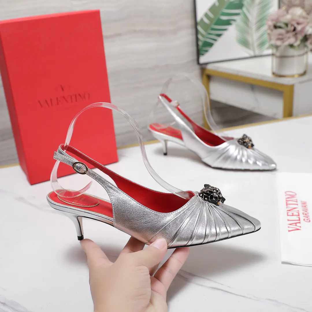 Get out of the factory. 《Unique top version》 VALENTIN*OWarren.*Tin-no!26vsSpring and summer, latest fashion sandal series.…… 【The stumps are wrinkled and empty.】 Miss Valentino loves Jane and can't resist it., The combinations show a different style of dress., Free to shine.⚡Follow the Eurasia style.！！！ The top-level processors are perfect., You can compare the cabinet with any details., Best-class top-class., You can come in and out of the counter.！！ ❶Fabulous.: Original customized sheep skin/Wrinkle process/Brick. ❷Uchi.: Original customized sheep skin ❸Foot.: Original customized sheep skin ❹Otsumi!: The original custom is really big. ❺He's tall.: 5.5cm ❻Codes: 35-39（40.41.Custom without re-offer） ❼Packaging: Original package ☀Colours: Synchronise update of the network