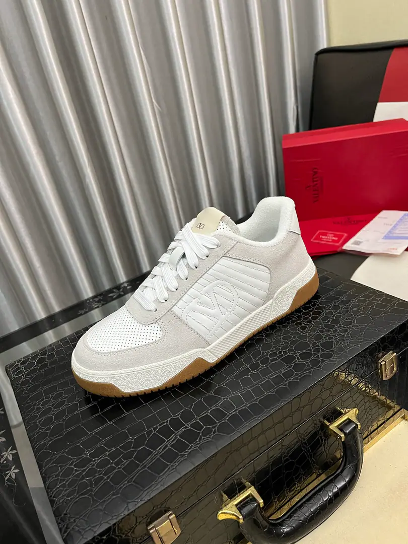 Get out of the factory.⌚️⌚️🔺Valentino🔺Valentine's new leisure shoe. It's a show., Shoe-faced gel-pressure process It's a different style and fashion. ！Shoes full of oil.+Shoes stamp.+The drop-drop combination is perfect.👍Codes39— ️⃣Colour Optional