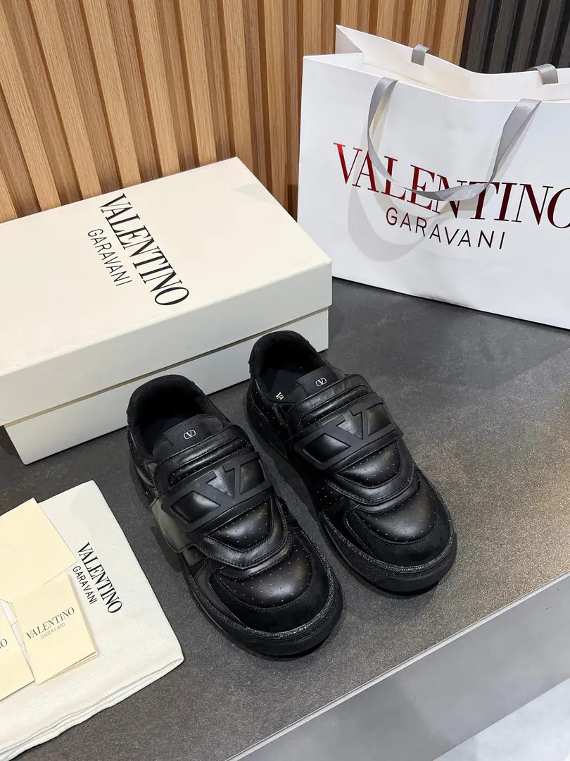 Minoru.🎤🎤VLTNWarren. 𝑶𝒏𝒆𝑺𝒕𝒖𝒅 Couples' sneakers. Valentino 2025New couple sneakers. Fires are on sale.. OriginalZPReload and Dismantlement. Repeatedly retweets. The strength is one-to-one.！Top luxury. Magic stickers. Soft and cozy little cow skin. It brings a quality of excellence and grace. And the wonderful comfort of the upper foot. Top-level purchase version of shoe face: Import the cow's skin./Original oil side process Uchi.: In the skin of the watered cow. Otsumi!: Original development𝐓𝐏𝐔Double-coloured base Packaging: Original Configuration Full Packaging Codes: 35-46