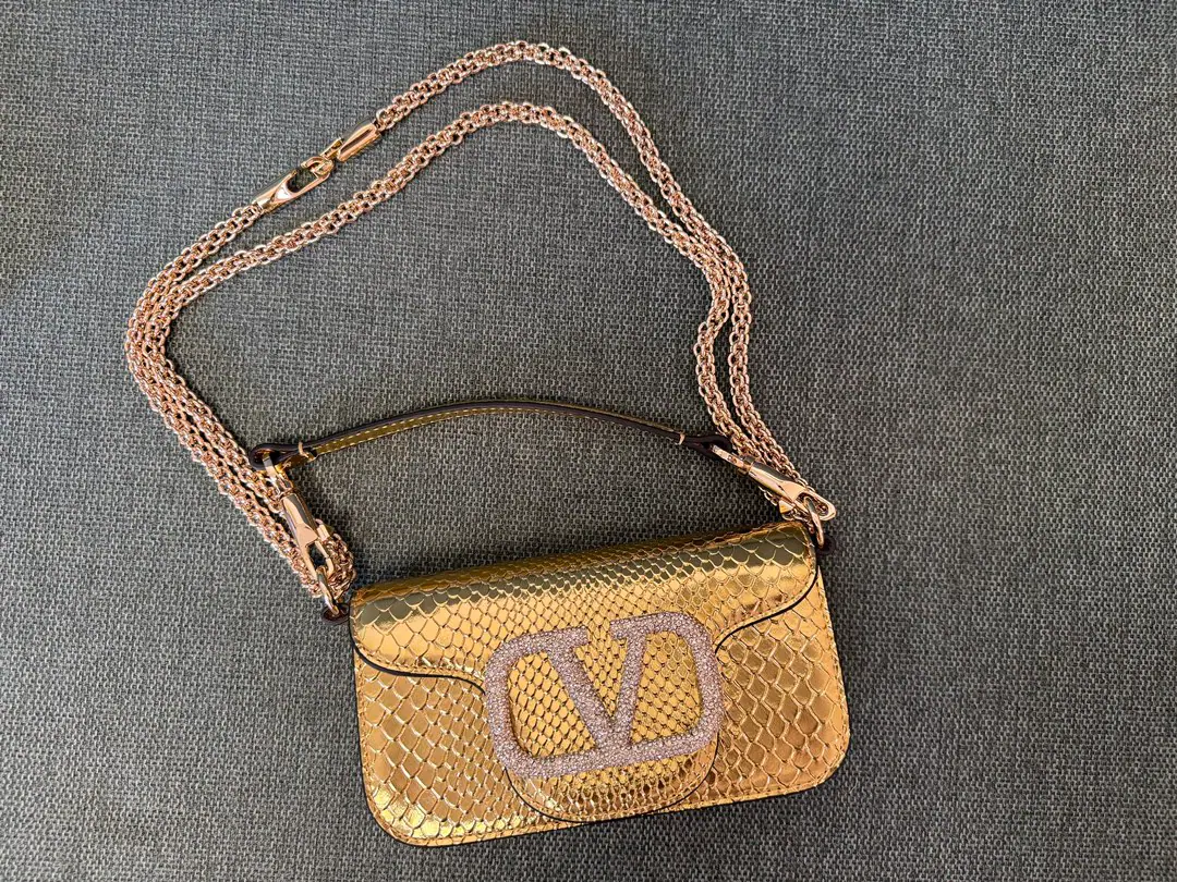 Small. Valentino Garavani MINILOCCow-skin handbag., MetalVLogo SignatureDetails With undreatable lifters and undrewable slide chains, ♪ And I can't bear ♪, Slash or handheld Magnetic button opening Model▪️1133SSnake. Size of the trumpet: 20x 11x5cm