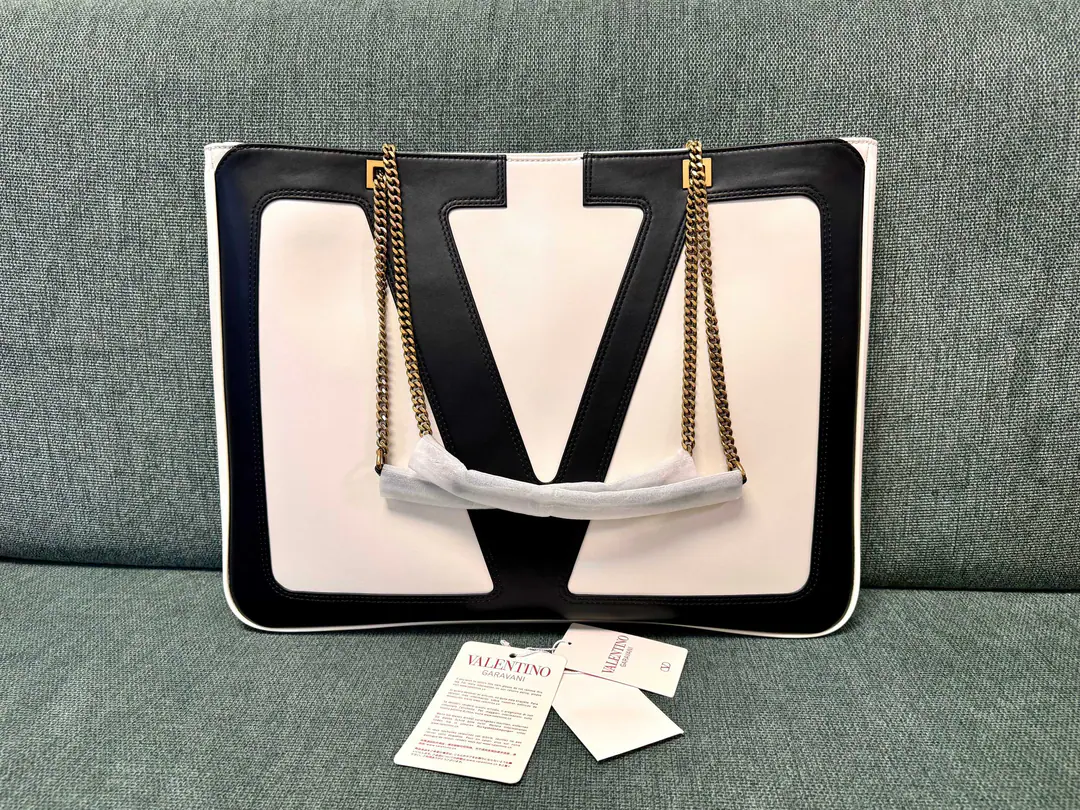 Large. Model5200 VALENTINO▪️Valentino's handbag.👜This bag is really big. VLOGO SIGNATURE Design, I'm going to be able to get a little bit of a slider., This bag can be slashed and slashed.. Antiquated gold accessories - We're going to pull the chain. A zipper outside. Dimensions: 45 X 35 X 3.5