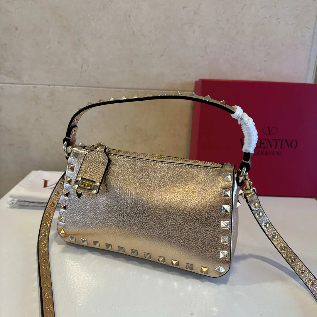 Batch. VTNew little handbag. Model: 5500 Dimensions: 19x13x7cm Valentino Garavani Rockstud A small, small, small, small, slanted, little cattle.,The iconic hook-tocking design has been re-explored., The treatment of the nails and the fittings for the metallic process to stop the zipper pulls.: Zipper and hook-buttonable., Dismantled shoulder belts.