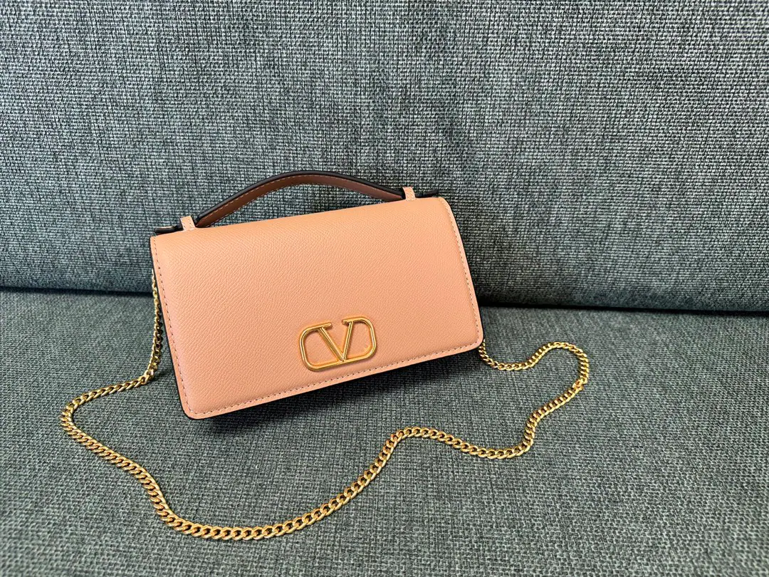 Batch. 👛Valentino Garavani VRINGI'm gonna make a fortune. WOCThe palms of the oxen are made of fine skin., Wake up to the goal.VWordLOGOGold button., But the handy., The chain can be broken., The cap is equipped with an intruded button., Built multilayer, Internal Tags. Paragraph: 2068 Dimensions: 19*4*10.5cm