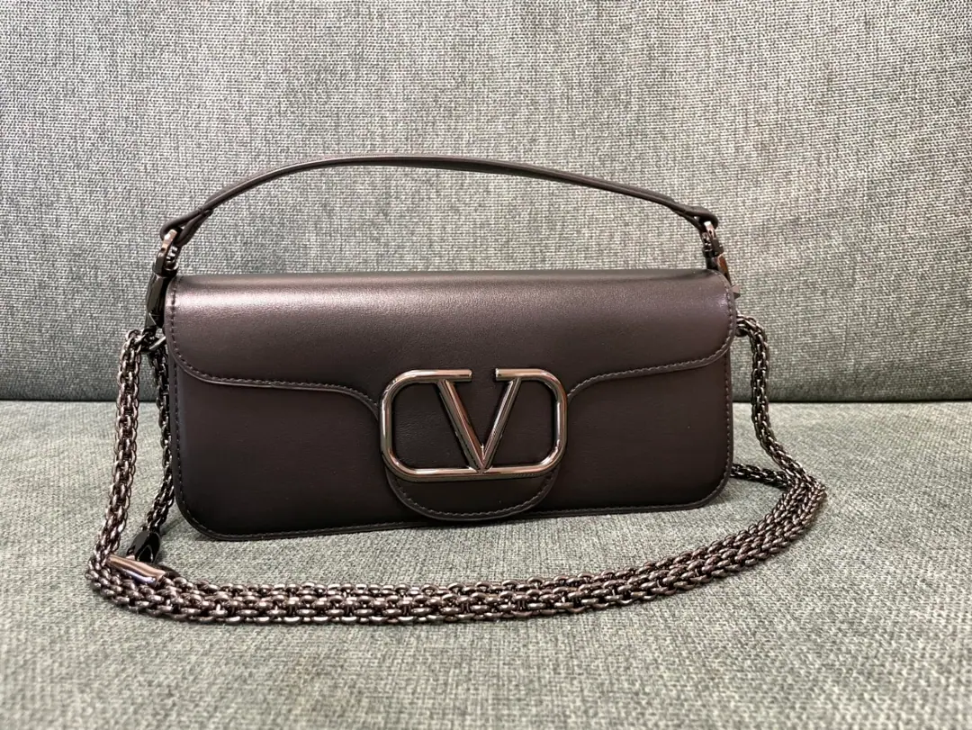 Large. ❤ Model: 1133 Valentino Valentino's leather handbag., Decorative MetalsVLogoSignacar With undreatable lifters and undrewable slide chains, ♪ And I can't bear ♪, Slash or handheld ▪️The old effect treatment parts for the old brass. ▪️Magnetic button opening ▪️Soft sheep liner. ▪️Dimensions:Kuan27xHigh13xDeep6centimetres