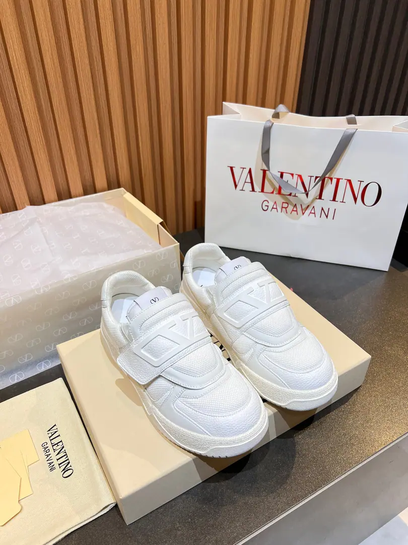 Minoru.🎤🎤VLTNWarren. 𝑶𝒏𝒆𝑺𝒕𝒖𝒅 Couples' sneakers. Valentino 2025New couple sneakers. Fires are on sale.. OriginalZPReload and Dismantlement. Repeatedly retweets. The strength is one-to-one.！Top luxury. Magic stickers. Soft and cozy little cow skin. It brings a quality of excellence and grace. And the wonderful comfort of the upper foot. Top-level purchase version of shoe face: Import the cow's skin./Original oil side process Uchi.: In the skin of the watered cow. Otsumi!: Original development𝐓𝐏𝐔Double-coloured base Packaging: Original Configuration Full Packaging Codes: 35-46