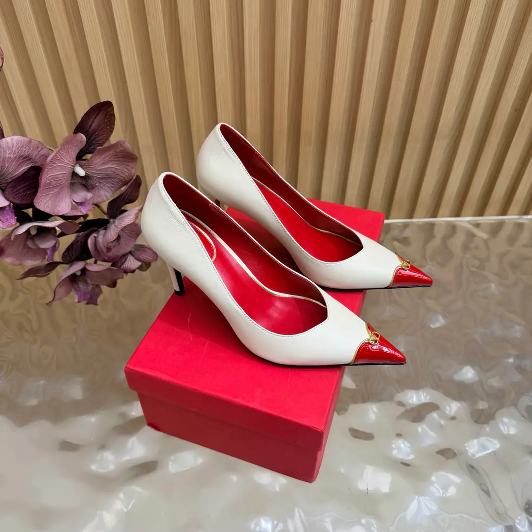 Valentino High heels💗Loved sandals. A beautiful quality.⚠️ It's a great match., Wear it any season.💜 Valentino is a new fashion charm. To continue the super high and design., I'm a big fan of the world's famous fans. The million fans are showing their love., Best sales at sea and abroad The domestics are out., Top Version Candy color., Every color is beautiful. Shoe.: Bullskins. Uchi.: Import of sheep skin Shoes under the sole.: That's a big one. He's tall.: 9cm Packaging: Full original package Codes: 36One.42Code（40, 41, 42I'm not gonna change.）