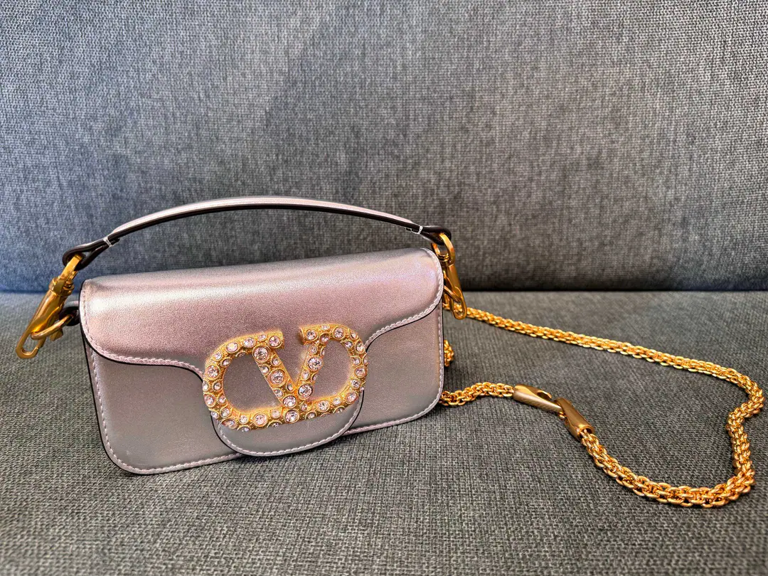 Small. New🍃It's beautiful.！ ❤️Model: 2244▪️The paint button. Valentino Valentino's leather handbag.👜 ▪️The old effect treatment parts for the old brass. ▪️Magnetic button opening ▪️Small: 20x11x5cm