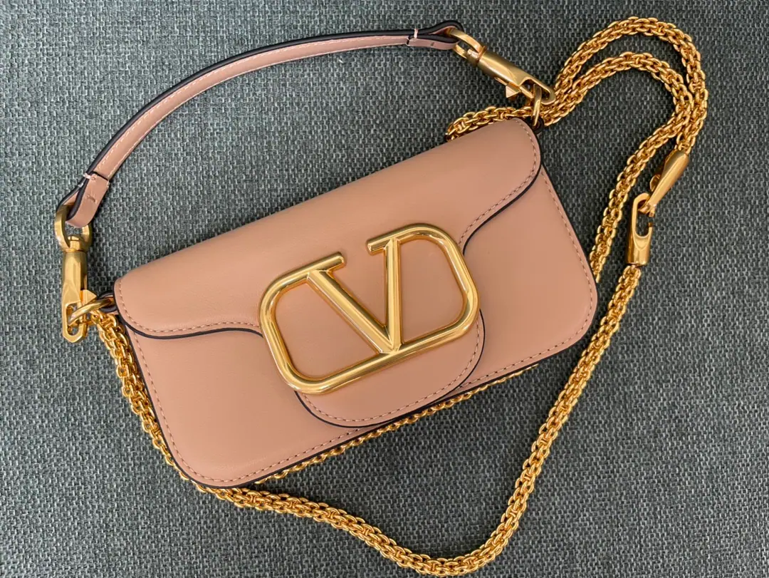 Batch. Gold-button almond. Valentino Garavani MINILOCCow-skin handbag., MetalVLogo SignatureDetails With undreatable lifters and undrewable slide chains, ♪ And I can't bear ♪, Slash or handheld The old effect treatment parts for the old brass. Magnetic button opening Model▪️1133S Dimensions: 20x 11x5cm