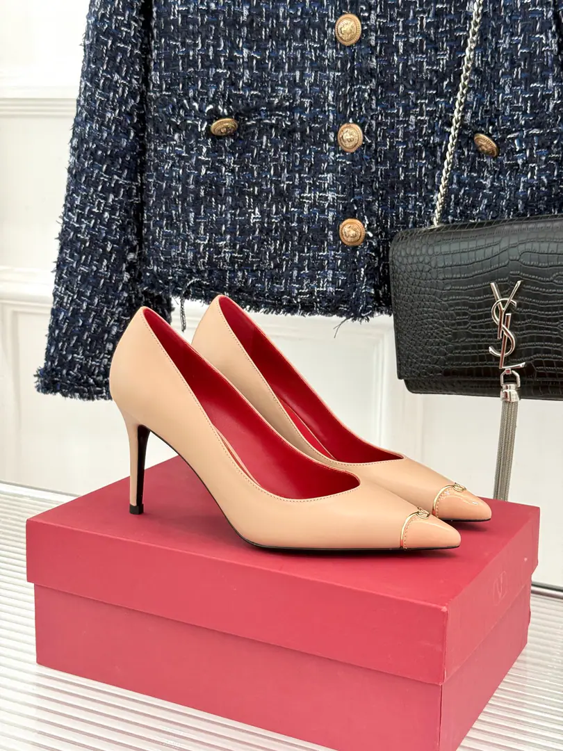 Plant price Valentino/Valentino.26WFNew Spill-head heels. The sharp line is a fine contour of the foot. SmallVGold tags for the shoes. Ratio of length length to length ♪ High and smooth every step of grace ♪ Classic red bottom recognition. It's easy to get a teleport. The naked and the black are cool. The upper foot is to be lifted immediately. You're not tired of walking. The fratricidal romance is hidden in detail. Summer shoe cabinets must be treasured. It's a lot of styles and styles. I'm not sure how much I'm gonna get. The classics that never regret starting. Details show the heart of the brand. It's easy to create a sense of excellence that doesn't take much effort. The price of the treasured shoes. I'm gonna be a little more elegant than I thought. The upper foot is white and thin. It's a match for both work and date. Quality and face The Warrens must be a fine one.！ Facework customized leather with original The inside feet are all sheep's skin. He's tall.: 8cm Italian imports are so thick. size: 35-39（40/41Custom） Numbering: 97320260808