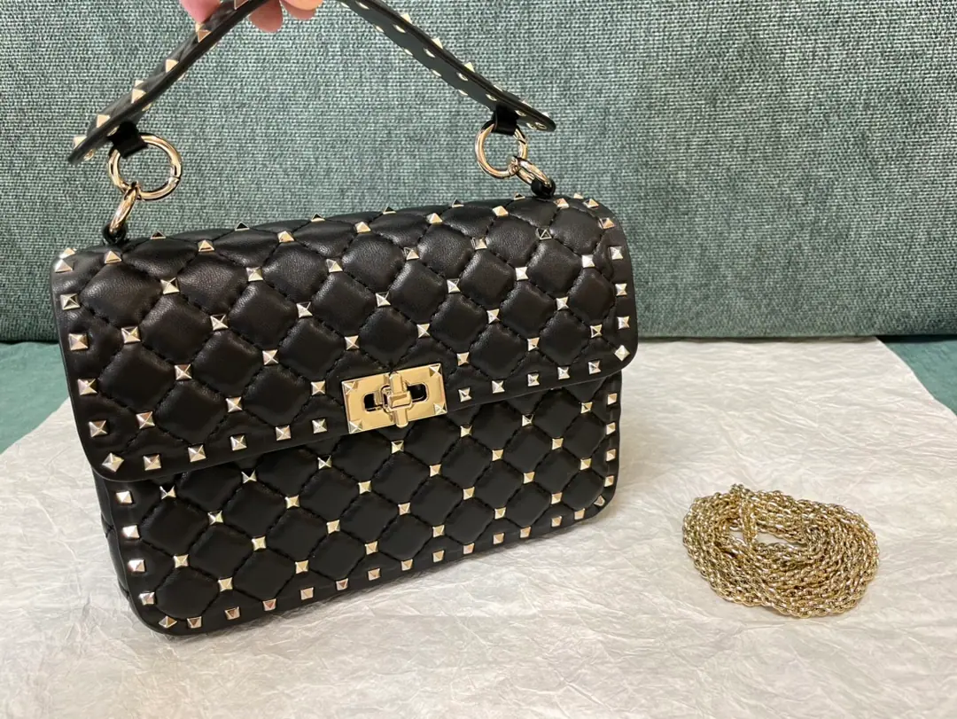 Medium. Top First List Medium-sized sheep skin. Model▪️0123 Valentino ❤️The cabinet is a classic.😘Top sheep skin., All the skin, inside and outside. Dimensions: Medium24x17x8.5cm